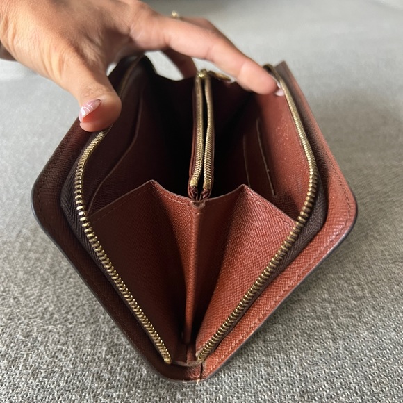 Authentic Louis Vuitton wallet - Picture 3 of 5